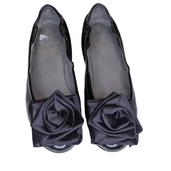Stuart Weitzman Black Patent Leather Round Block Heel Shoes Satin Flower 6.5M - Picture 2 of 6